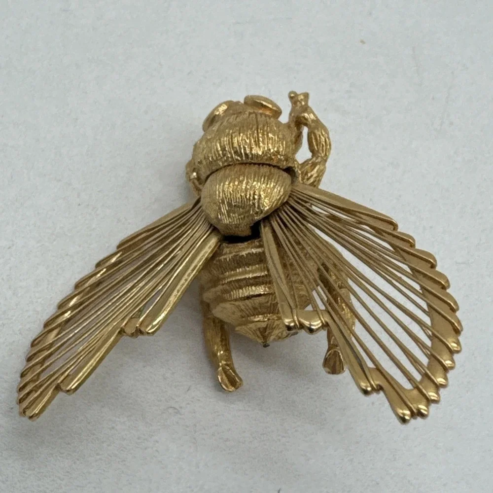 Monet Bumble Bee Brooch Gold Tone Honey Bee Insect Wire Filigree Wings 1.5